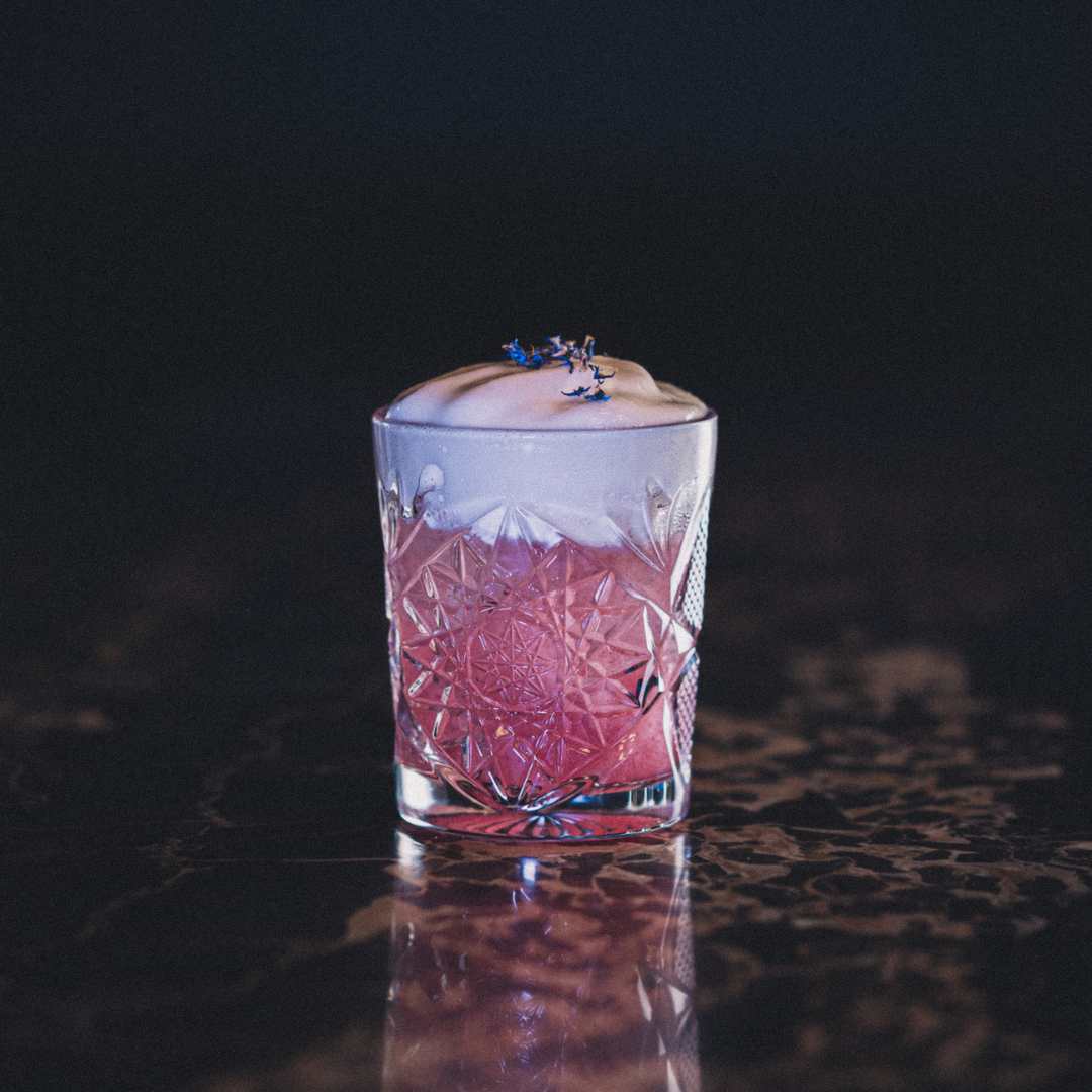 Cocktail mit Holunderblüten Espuma Cocktailbar naschmarkt adam und eva